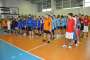 Okresné kolo vo volejbale chlapcov - Začiatok súťaže - všetky tímy sú nastúpené a počúvajú, do akých skupín sú rozdelené